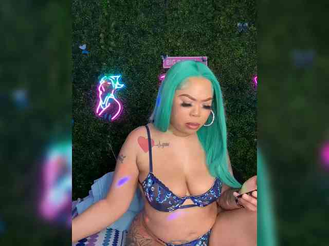 SarenaSoThick webcam