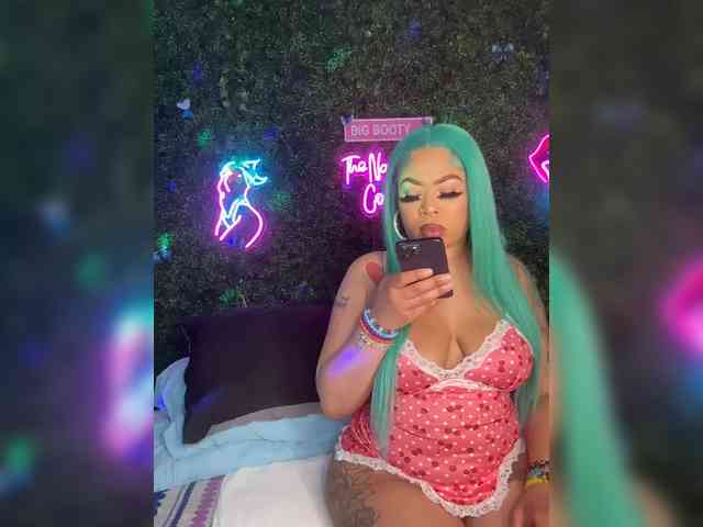 SarenaSoThick webcam