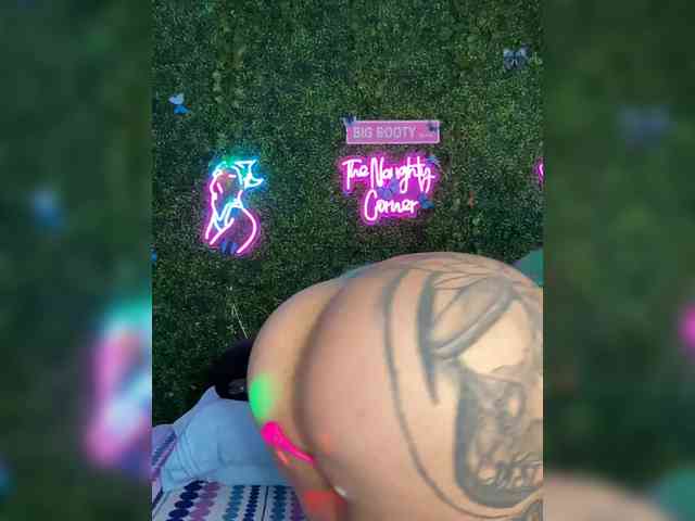 SarenaSoThick webcam