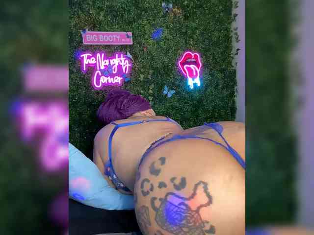 SarenaSoThick webcam