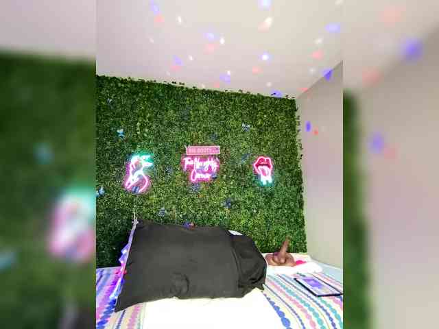 SarenaSoThick webcam