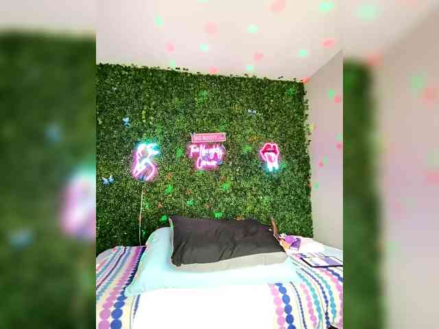 SarenaSoThick webcam