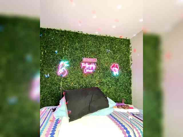 SarenaSoThick webcam