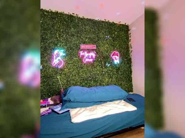 SarenaSoThick webcam