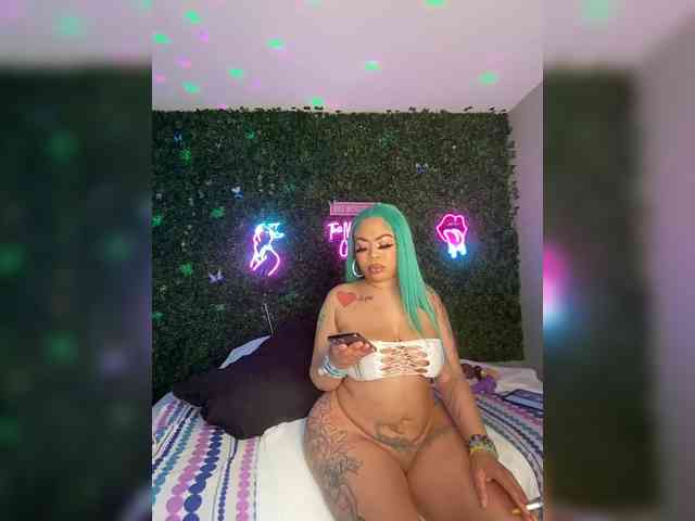 SarenaSoThick webcam