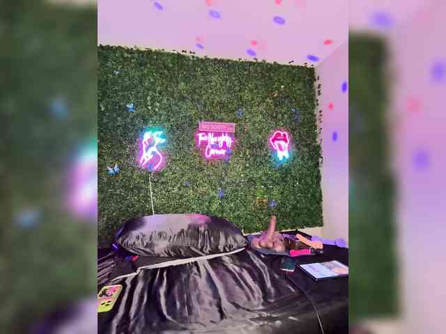 SarenaSoThick webcam