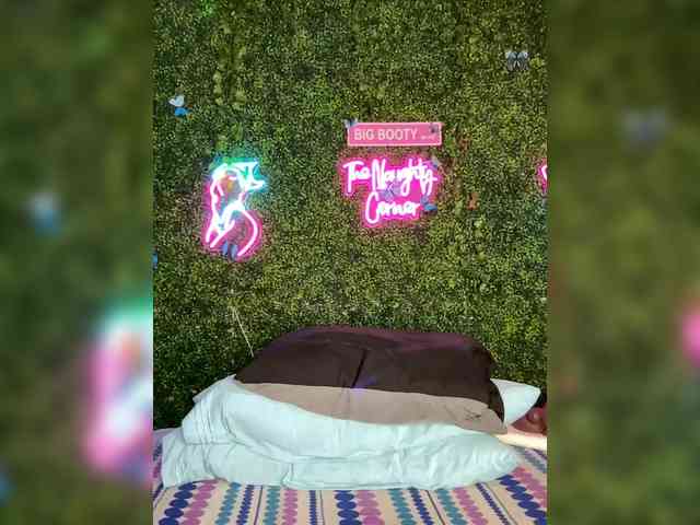 SarenaSoThick webcam