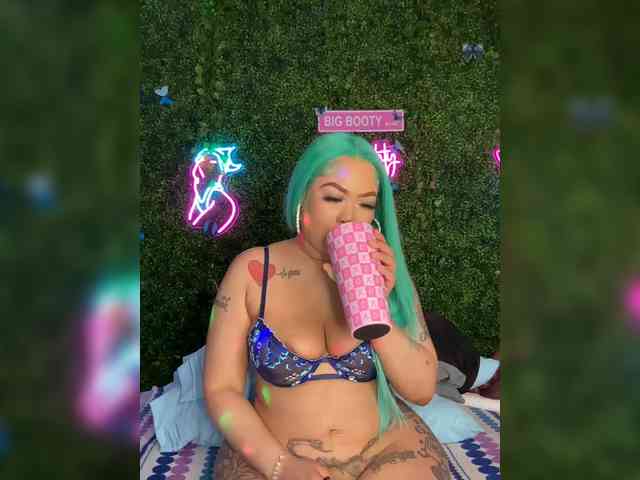 SarenaSoThick webcam