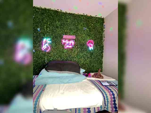 SarenaSoThick webcam