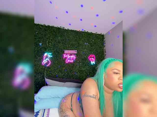 SarenaSoThick webcam