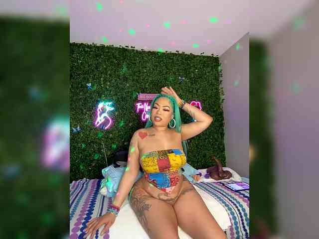 SarenaSoThick webcam