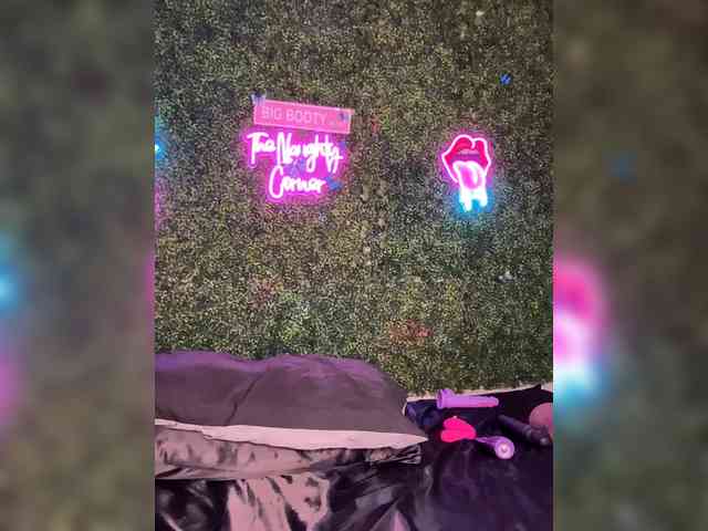 SarenaSoThick webcam