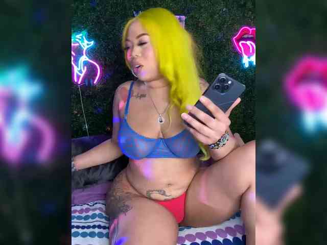 SarenaSoThick webcam