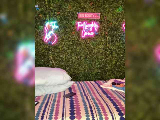 SarenaSoThick webcam