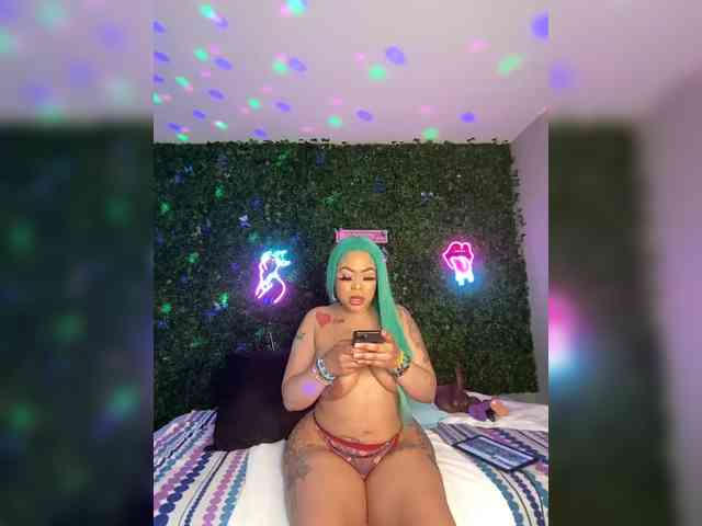 SarenaSoThick webcam