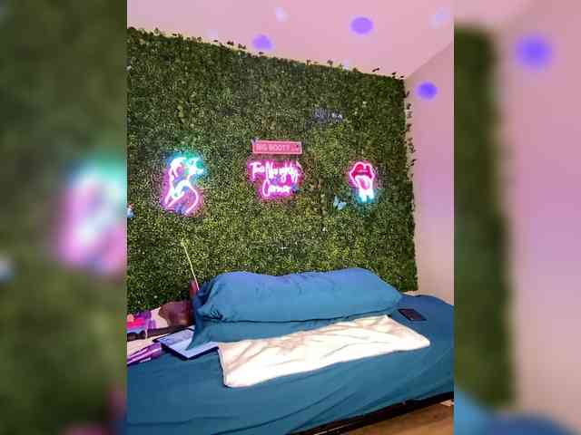 SarenaSoThick webcam