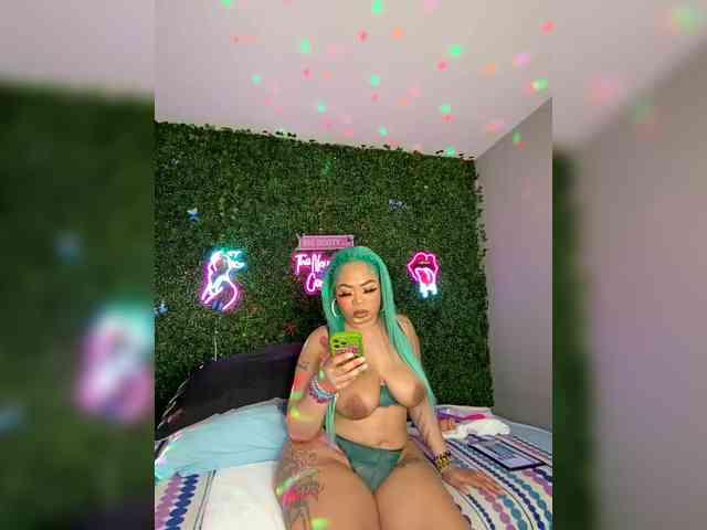 SarenaSoThick webcam