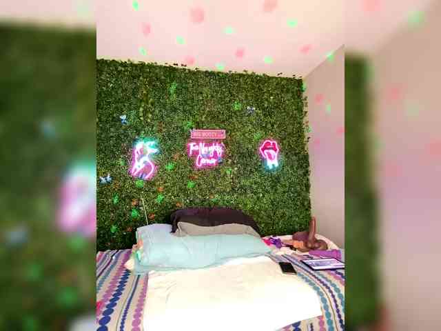 SarenaSoThick webcam