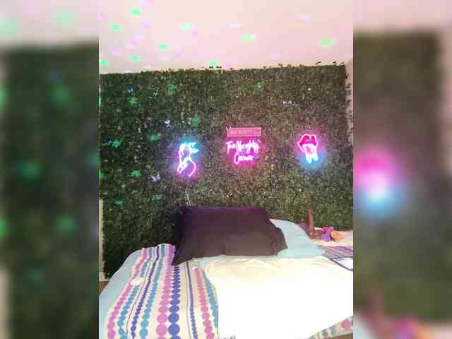 SarenaSoThick webcam