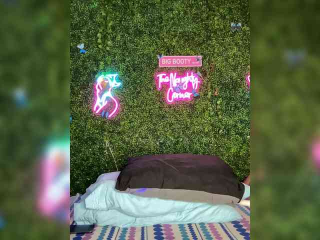 SarenaSoThick webcam