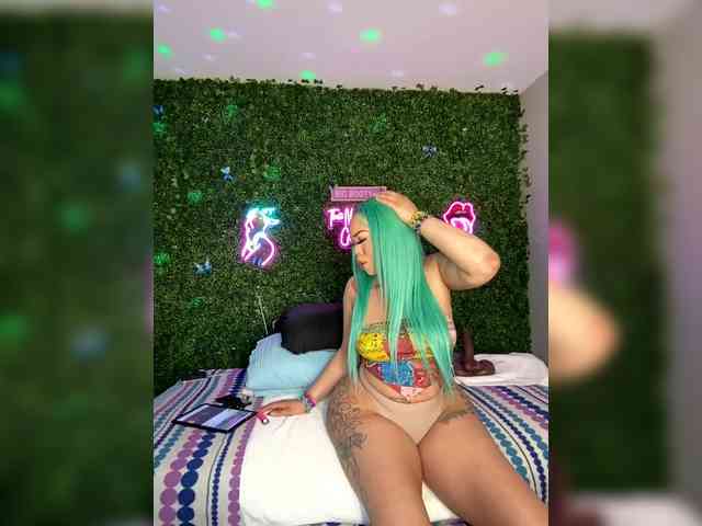 SarenaSoThick webcam