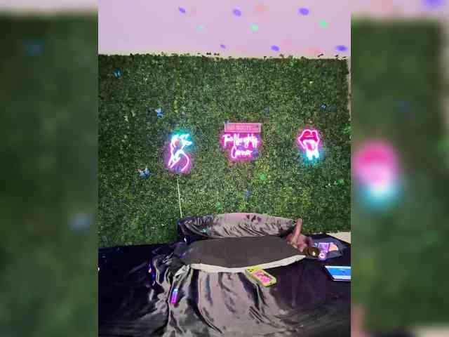 SarenaSoThick webcam