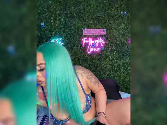 SarenaSoThick webcam