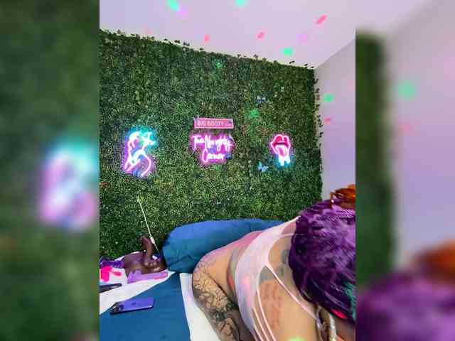 SarenaSoThick webcam