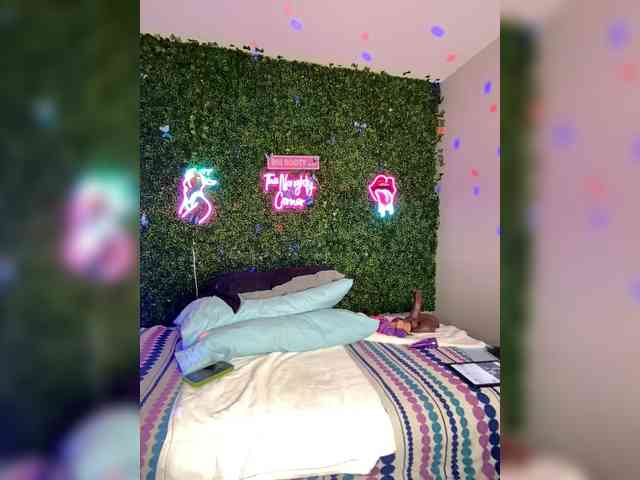 SarenaSoThick webcam