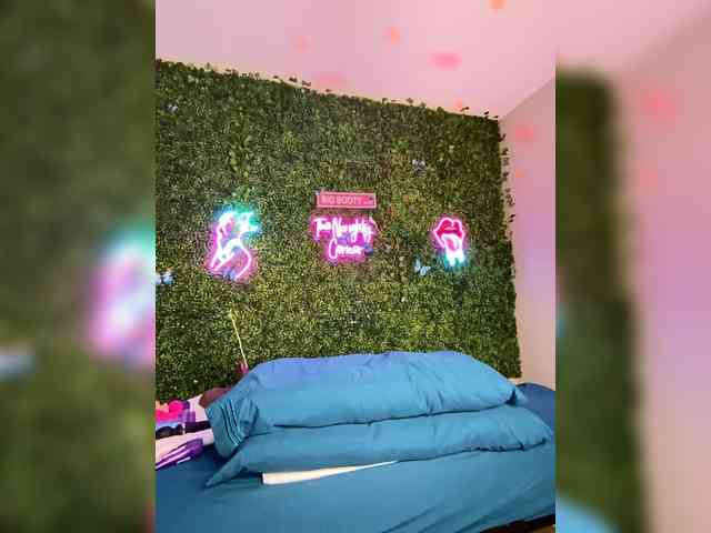 SarenaSoThick webcam