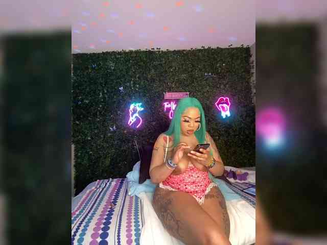 SarenaSoThick webcam