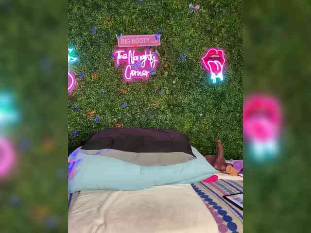 SarenaSoThick webcam