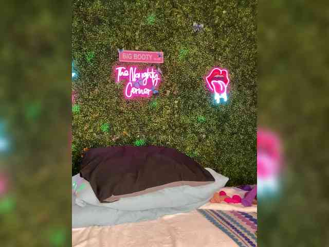 SarenaSoThick webcam