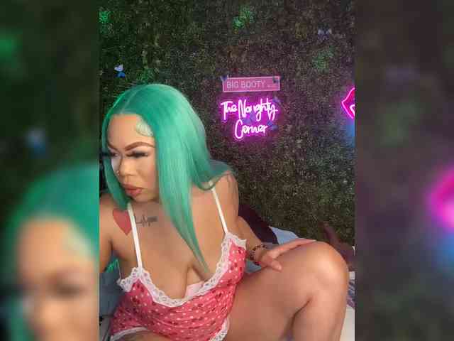 SarenaSoThick webcam