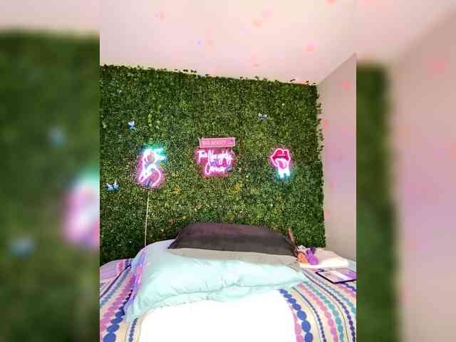 SarenaSoThick webcam