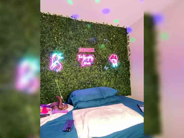 SarenaSoThick webcam