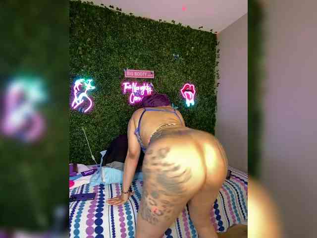 SarenaSoThick webcam