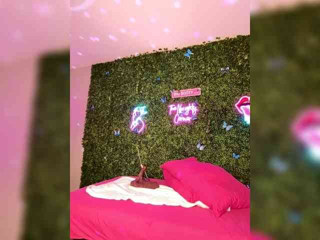 SarenaSoThick webcam