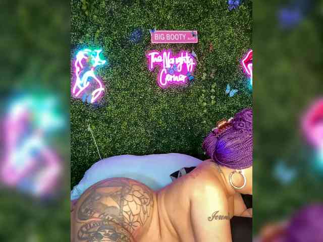 SarenaSoThick webcam