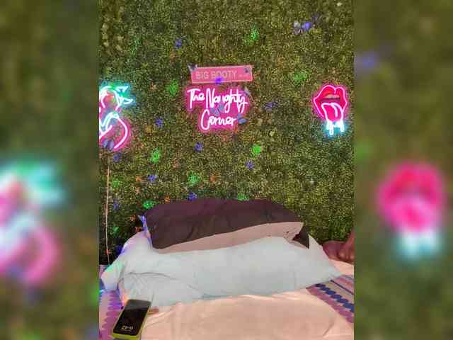 SarenaSoThick webcam