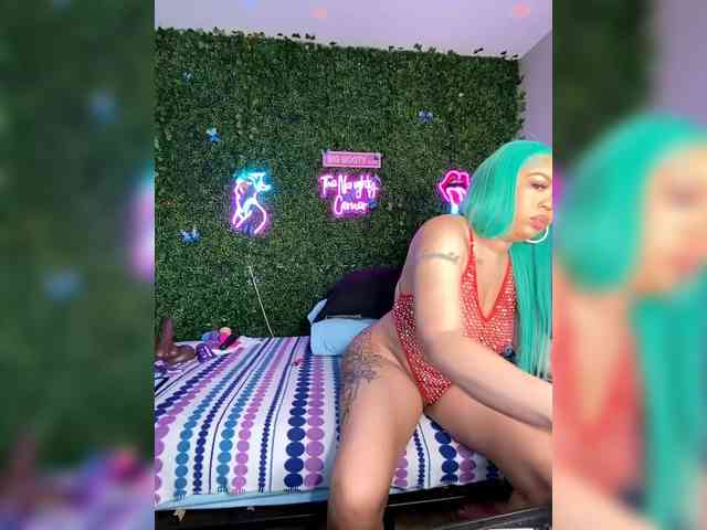 SarenaSoThick webcam