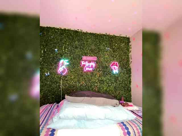 SarenaSoThick webcam