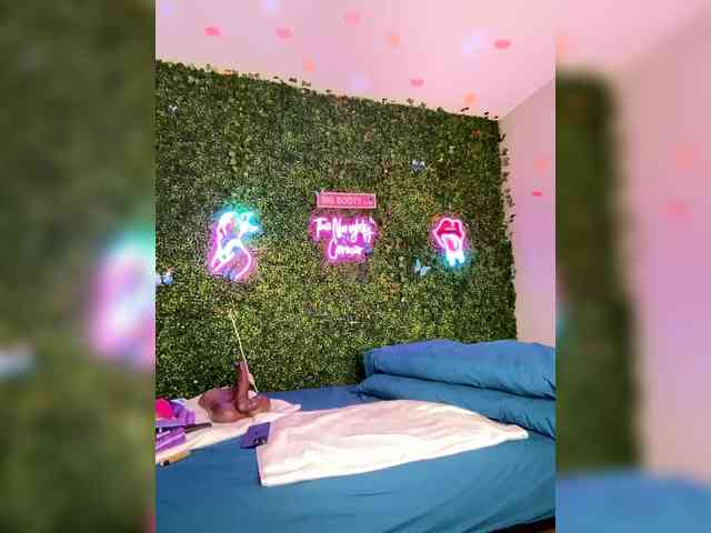 SarenaSoThick webcam