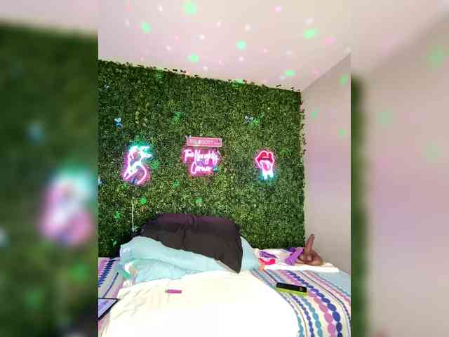 SarenaSoThick webcam