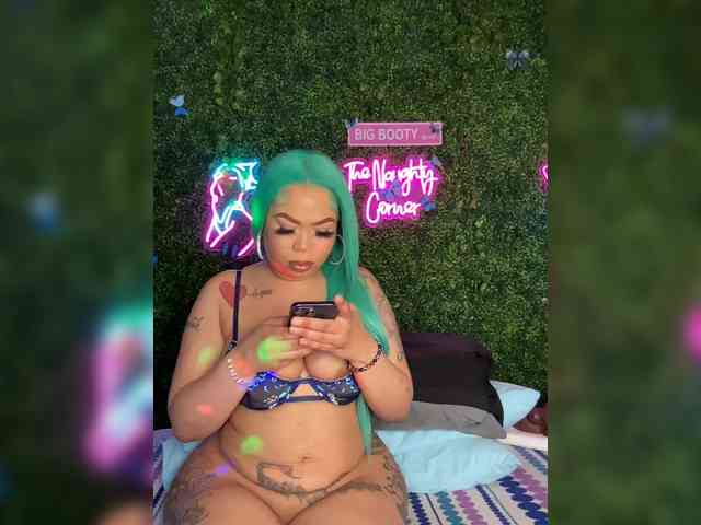 SarenaSoThick webcam