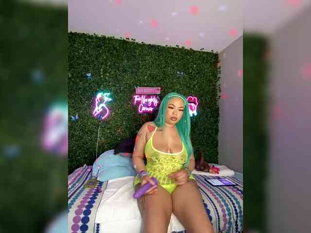 SarenaSoThick webcam