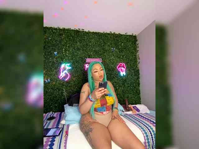 SarenaSoThick webcam