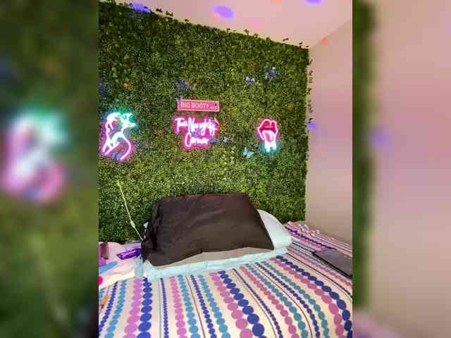 SarenaSoThick webcam