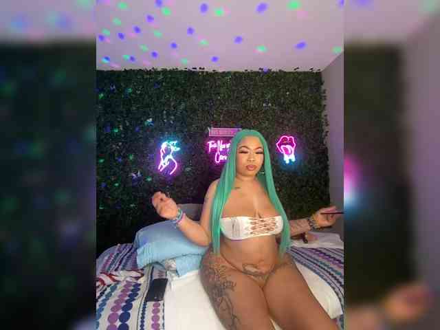 SarenaSoThick webcam