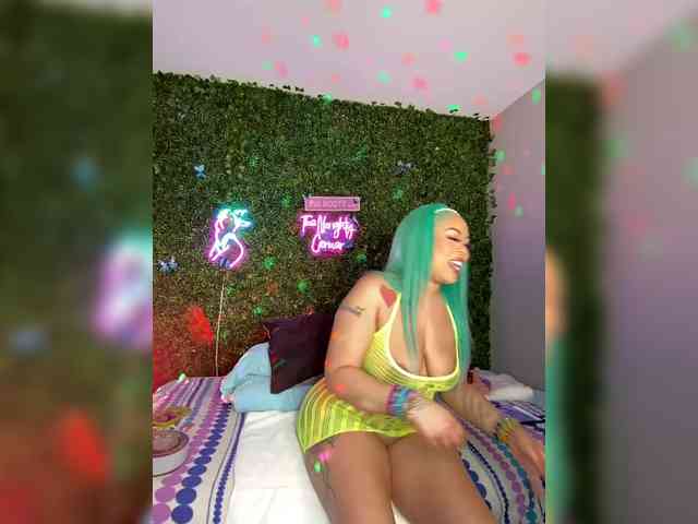 SarenaSoThick webcam